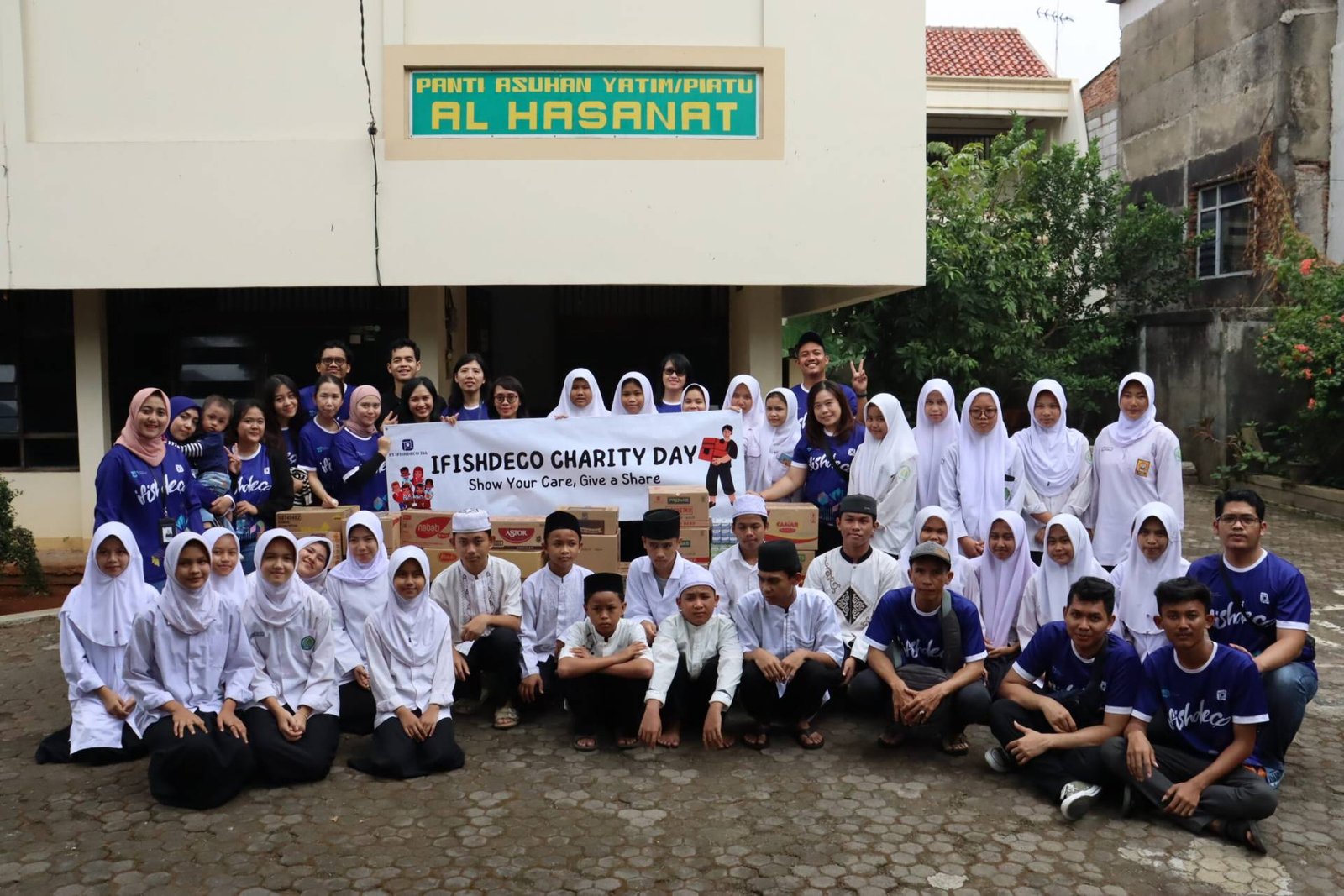 Arsip visual perusahaan mengenai kegiatan masyarakat dan lingkungan
